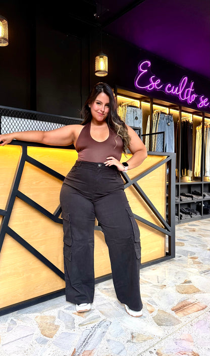 REF: 2516 CARGO NEGRO CURVY CON PINZAS LEVANTA COLA EN TELA DRILL PRIMIUM STRETCH