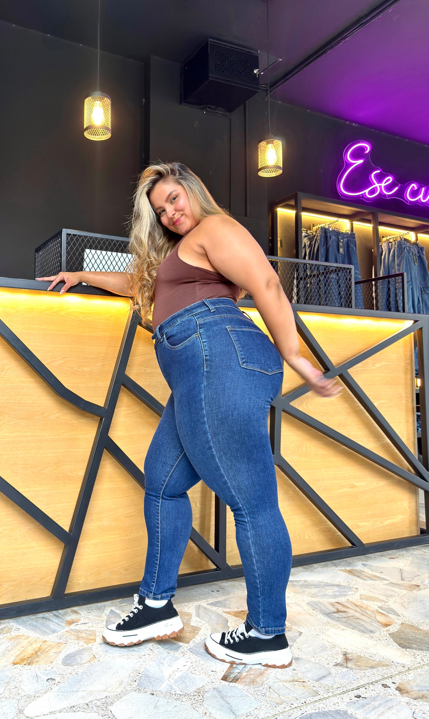 REF: 2230 SKINNY CURVY CLÁSICO, TIRO ALTO EN TELA DENIM FULL STRETCH, OSCURO