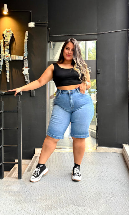 98335 BERMUDA CURVY TIRO ALTO EN TELA DENIM FULL STRETCH AZUL CLARO