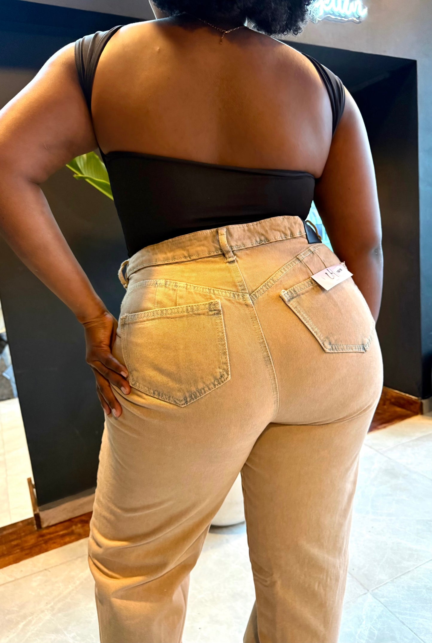 REF: 2518  MOM JEANS CURVY TIRO ALTO EN TELA DENIM RÍGIDO EN TONO MATIZADO CAFE