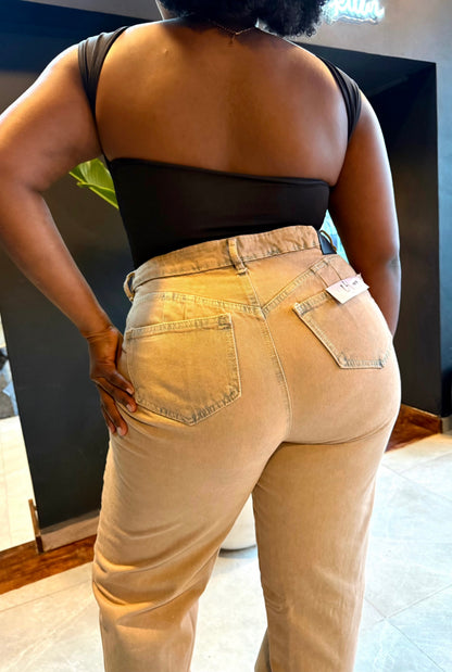 REF: 2518  MOM JEANS CURVY TIRO ALTO EN TELA DENIM RÍGIDO EN TONO MATIZADO CAFE