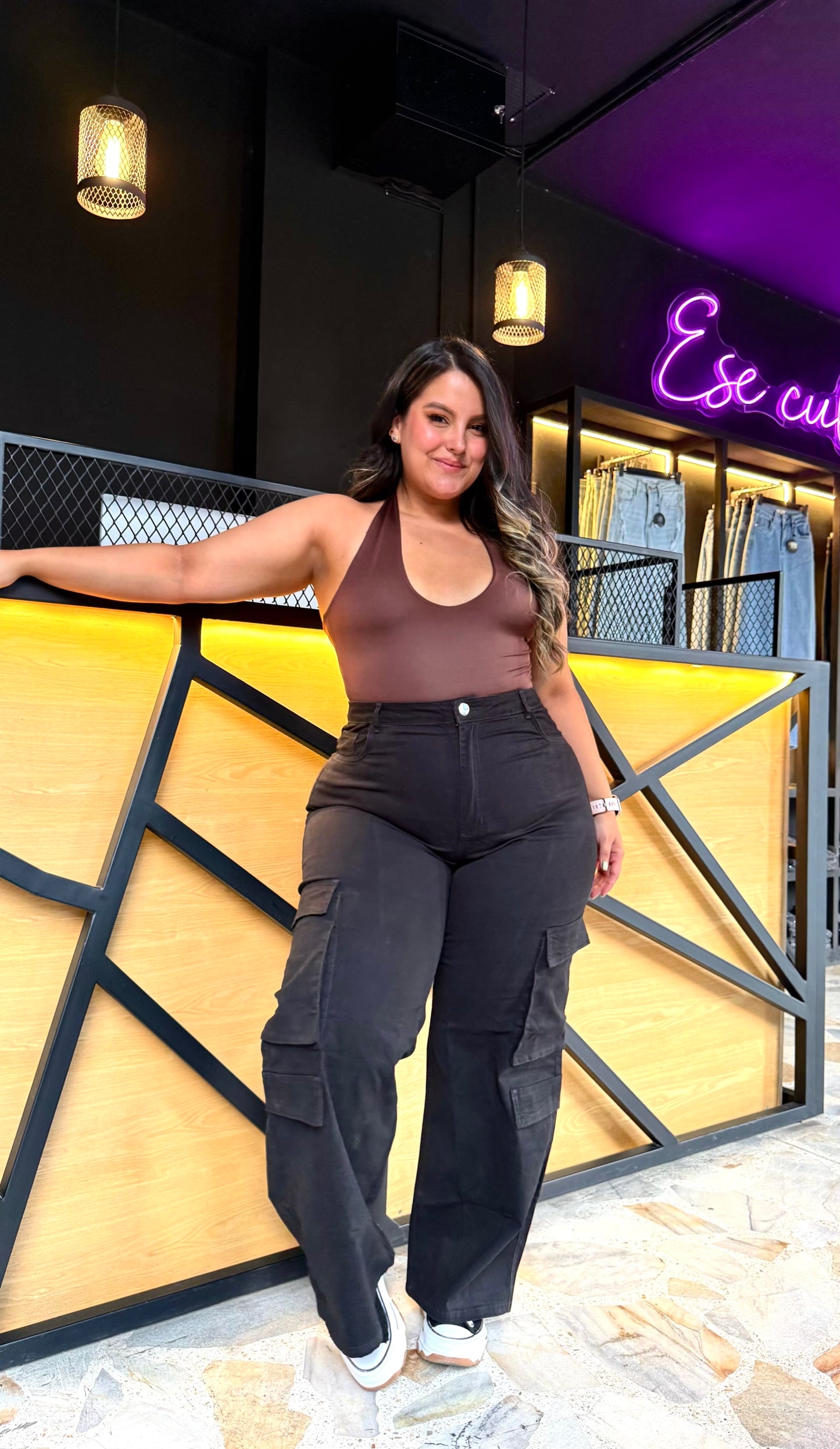 REF: 2516 CARGO NEGRO CURVY CON PINZAS LEVANTA COLA EN TELA DRILL PRIMIUM STRETCH