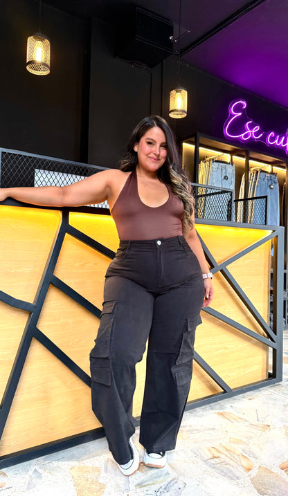 REF: 2516 CARGO NEGRO CURVY CON PINZAS LEVANTA COLA EN TELA DRILL PRIMIUM STRETCH