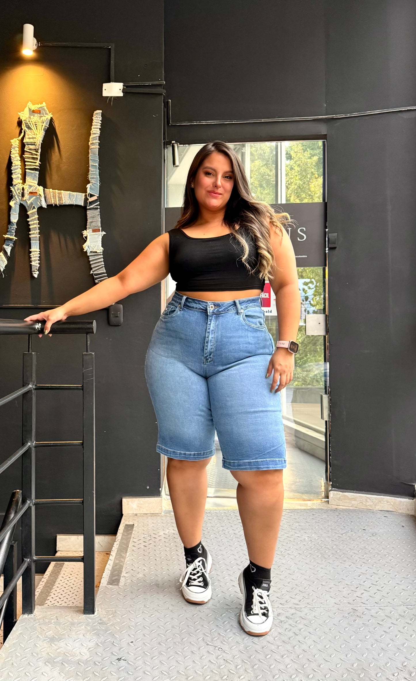 98335 BERMUDA CURVY TIRO ALTO EN TELA DENIM FULL STRETCH AZUL CLARO