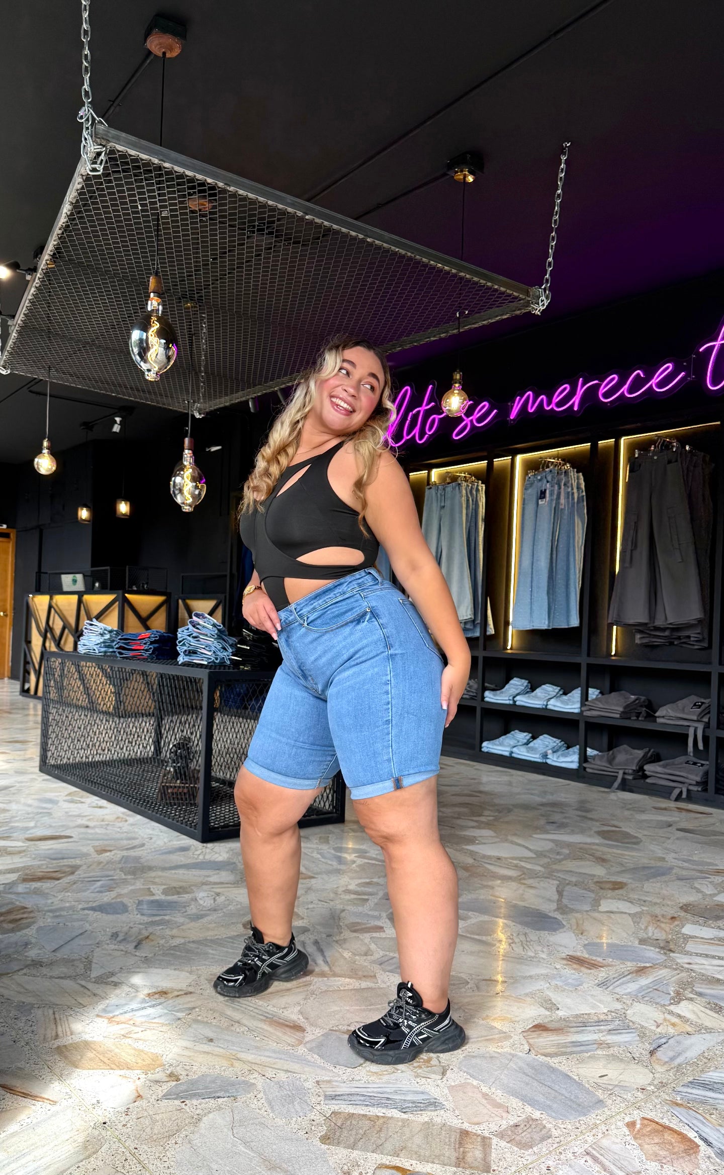 REF: 38419 SHORT CURVY TIRO ALTO EN TELA DENIM FULL STRETCH