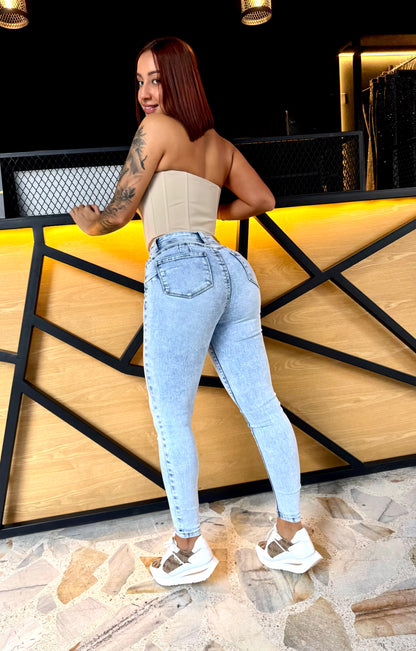 REF: ARF-2065 SKINNY CON PINZAS LEVANTA COLA EN FORMA DE CORAZÓN, EN TELA DENIM STRETCH