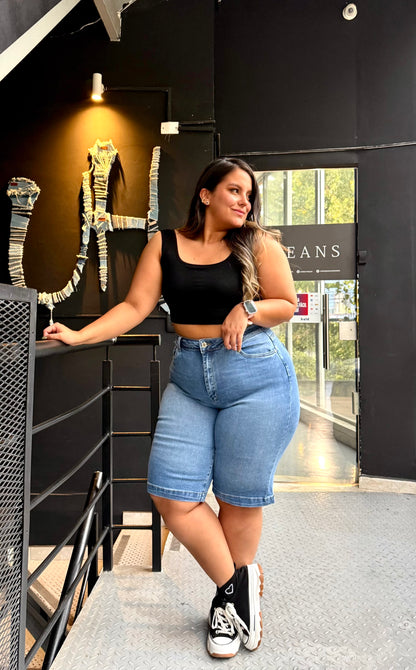 98335 BERMUDA CURVY TIRO ALTO EN TELA DENIM FULL STRETCH AZUL CLARO