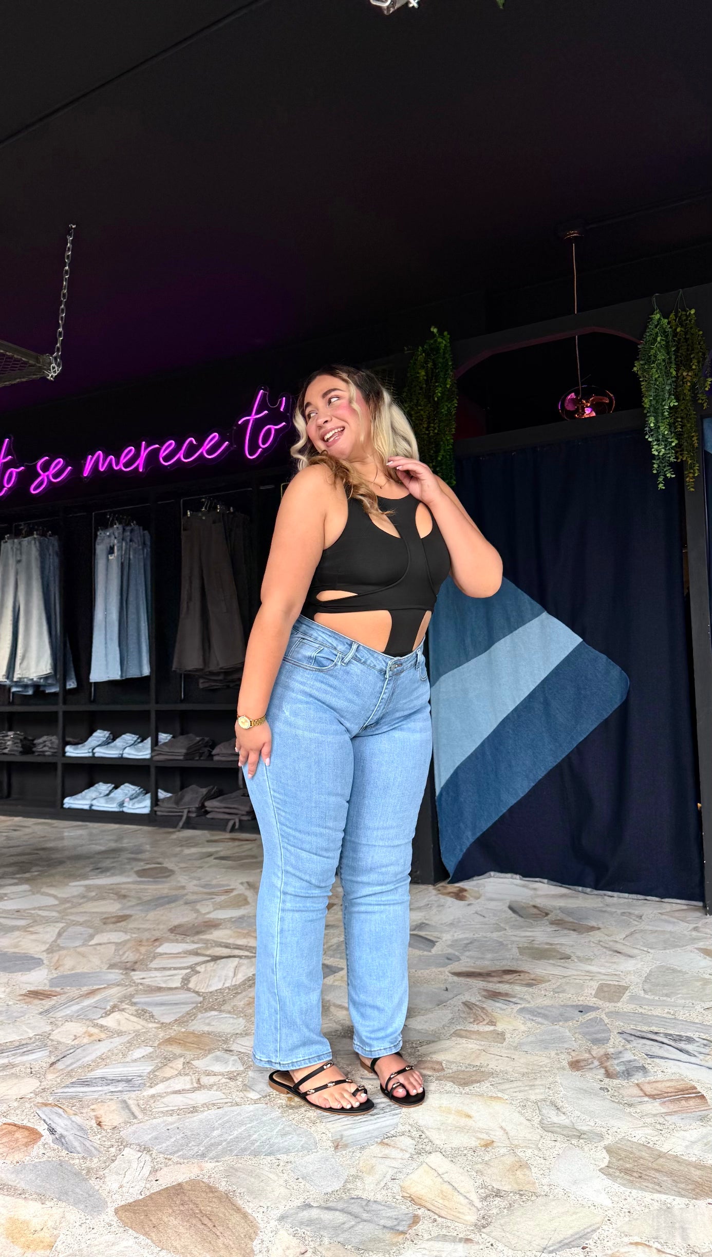 REF: 38696 BOTA RECTA CURVY TIRO ALTO EN TELA DENIM FULL STRETCH AZUL CLARO