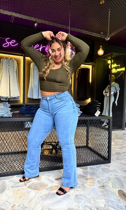 REF: 38598 BOTA RECTA CURVY, TIRO ALTO EN TELA DENIM FULL STRETCH