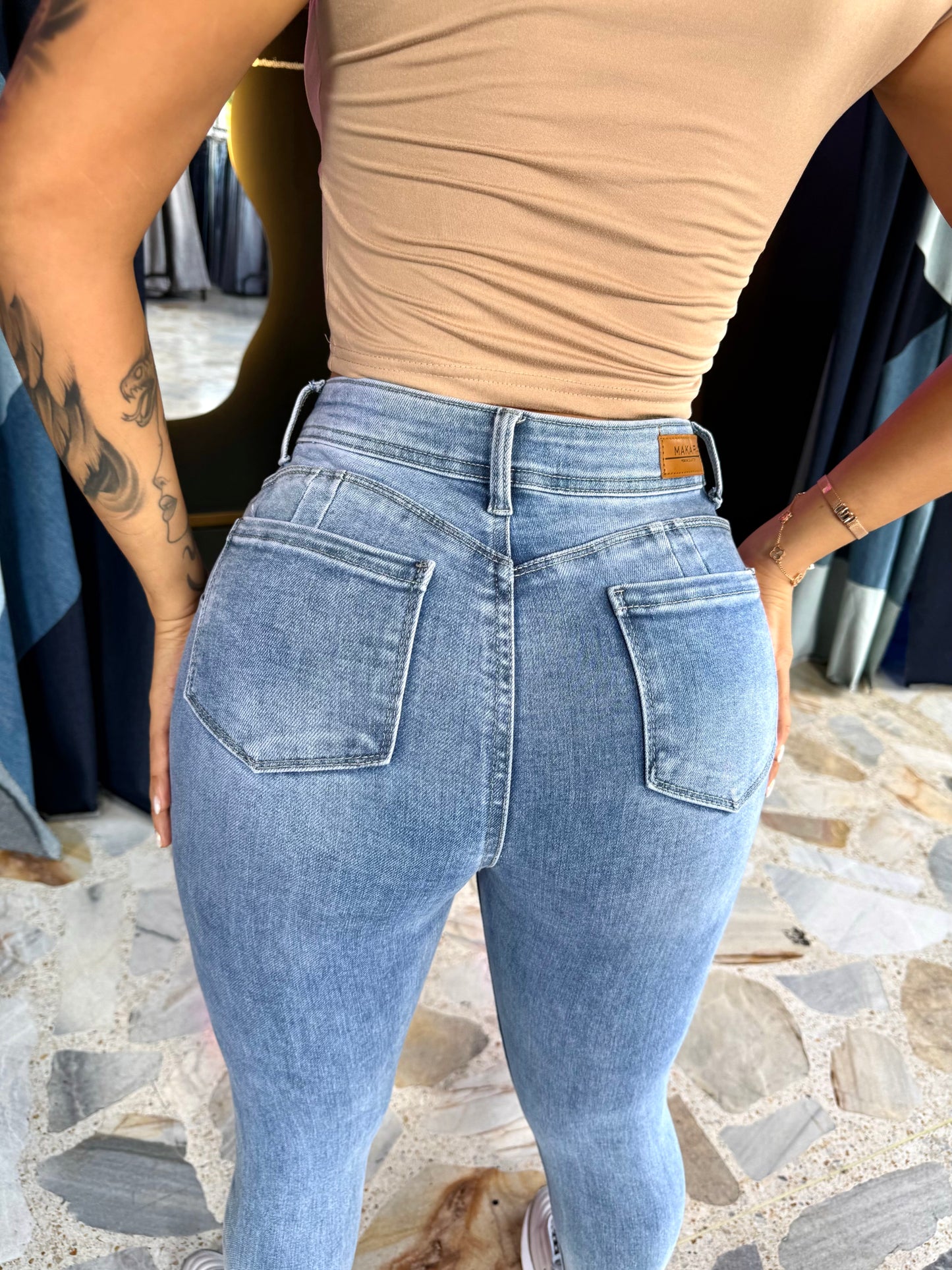 ARF-2066 SKINNY CON PINZAS LEVANTA COLA EN FORMA DE CORAZÓN EN TELA DENIM STRETCH