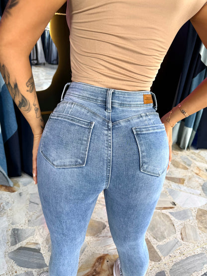 ARF-2066 SKINNY CON PINZAS LEVANTA COLA EN FORMA DE CORAZÓN EN TELA DENIM STRETCH