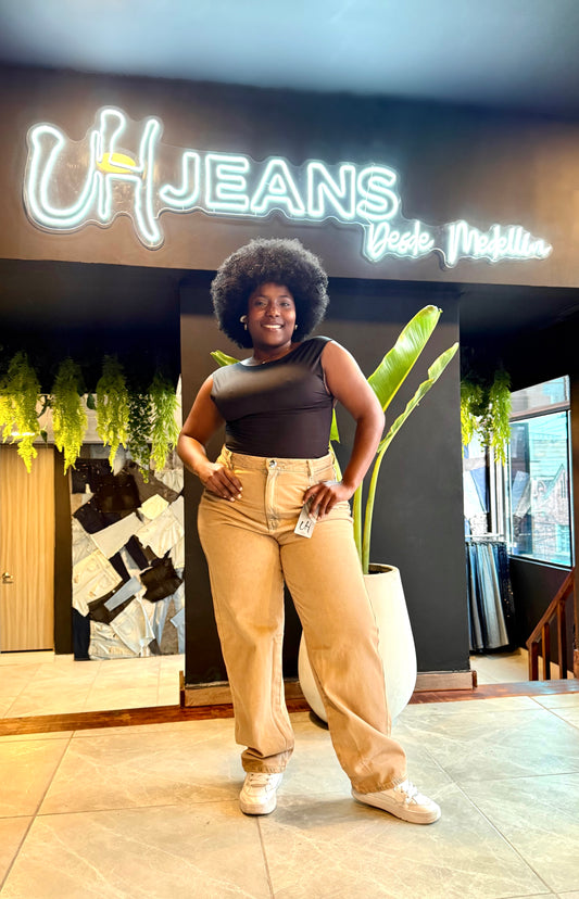 REF: 2518  MOM JEANS CURVY TIRO ALTO EN TELA DENIM RÍGIDO EN TONO MATIZADO CAFE