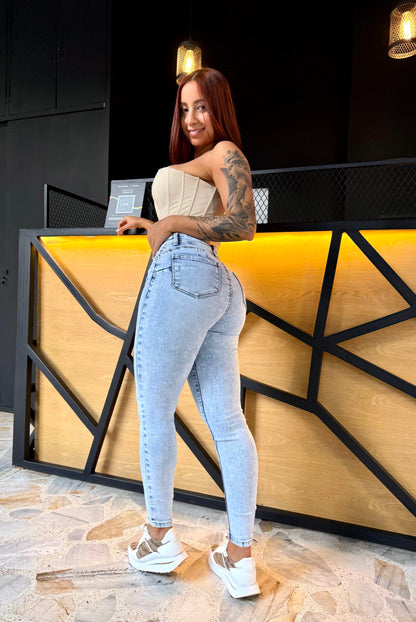 REF: ARF-2065 SKINNY CON PINZAS LEVANTA COLA EN FORMA DE CORAZÓN, EN TELA DENIM STRETCH