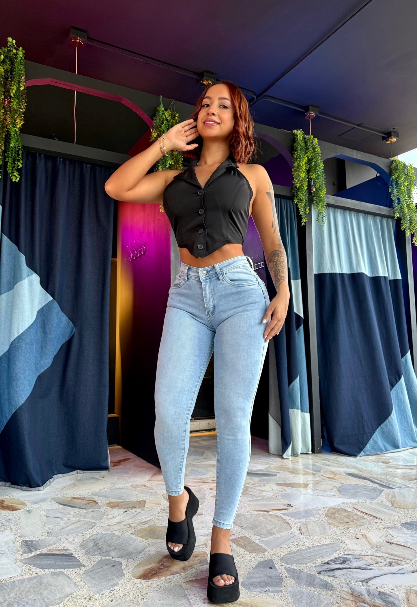 REF: ARF-2067 SKINNY CON PINZAS LEVANTA COLA EN FORMA DE CORAZÓN, EN TELA DENIM STRETFCH