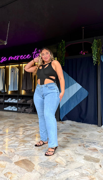 REF: 38696 BOTA RECTA CURVY TIRO ALTO EN TELA DENIM FULL STRETCH AZUL CLARO