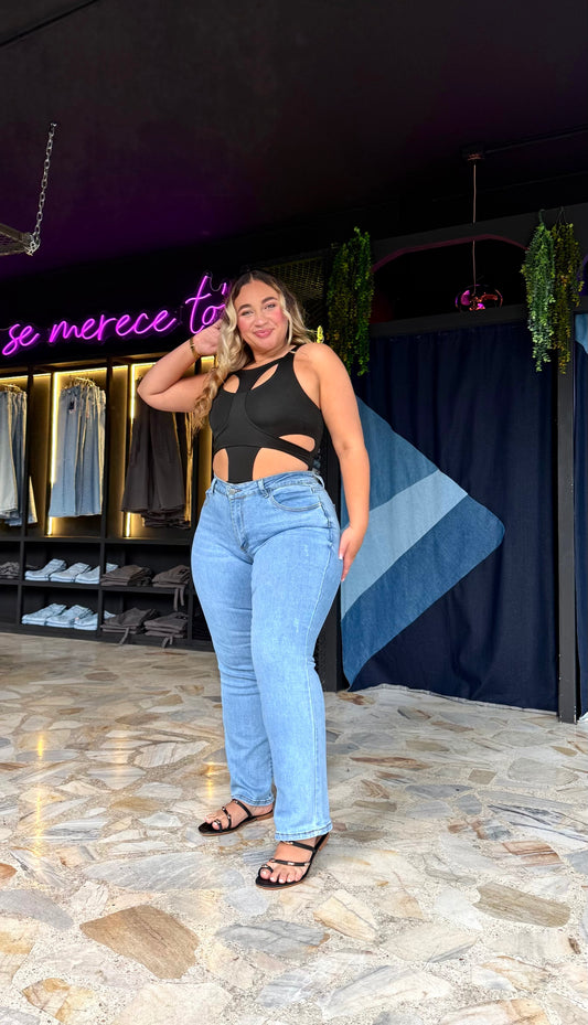 REF: 38696 BOTA RECTA CURVY TIRO ALTO EN TELA DENIM FULL STRETCH AZUL CLARO