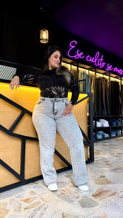 REF: 97474 BOTA RECTA CURVY GRIS CLARO EN TELA DENIM STRETCH