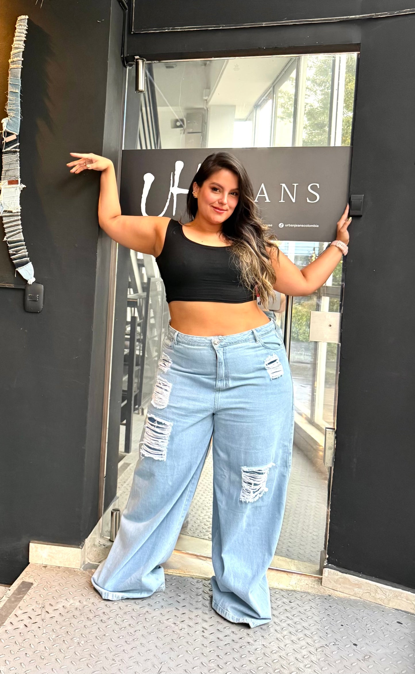 REF: 2515 JEAN CURVY, ANCHO REALMENTE ANCHO CON ROTOS TAPADOS,EN TELA DENIM RÍGIDO.