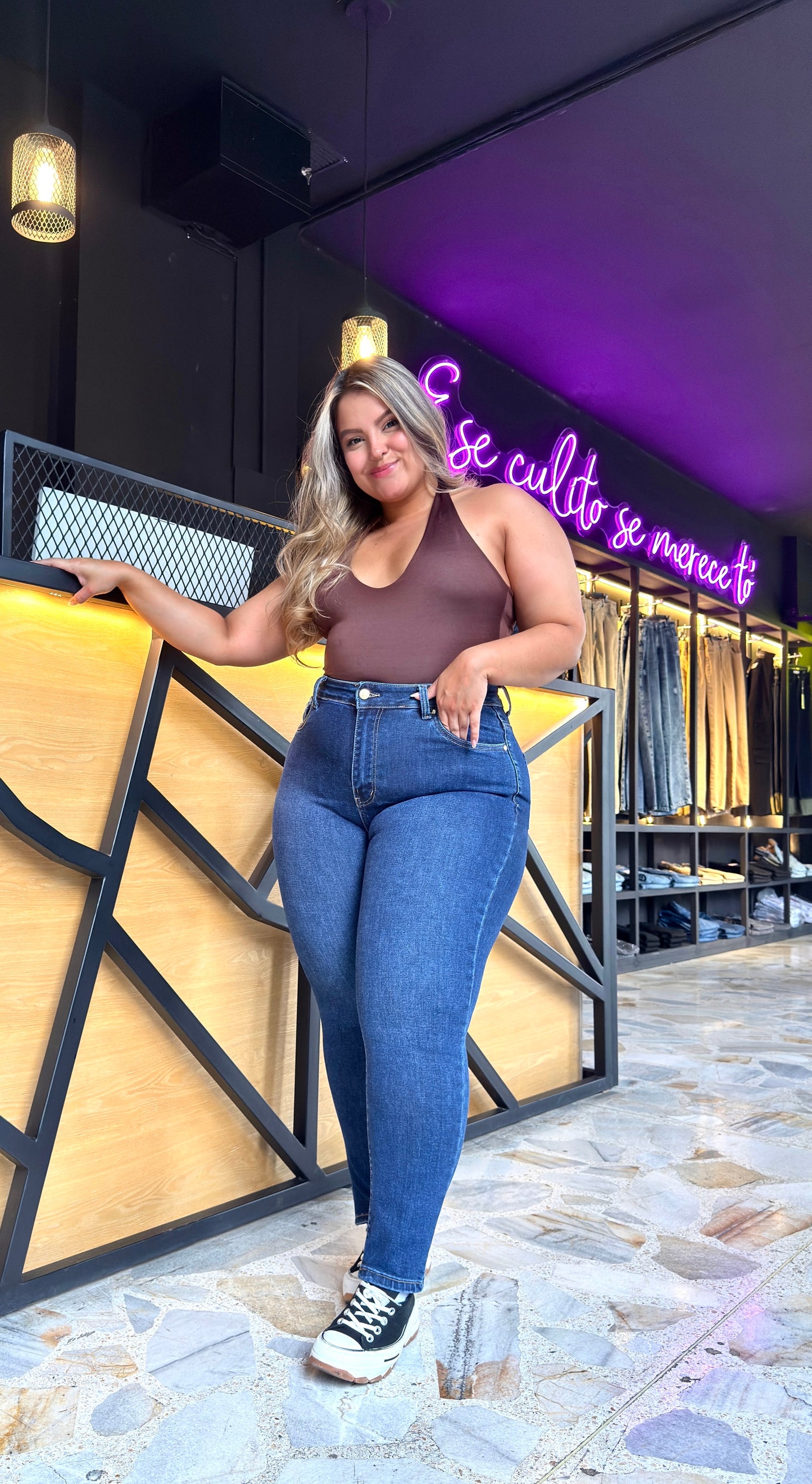 REF: 2230 SKINNY CURVY CLÁSICO, TIRO ALTO EN TELA DENIM FULL STRETCH, OSCURO