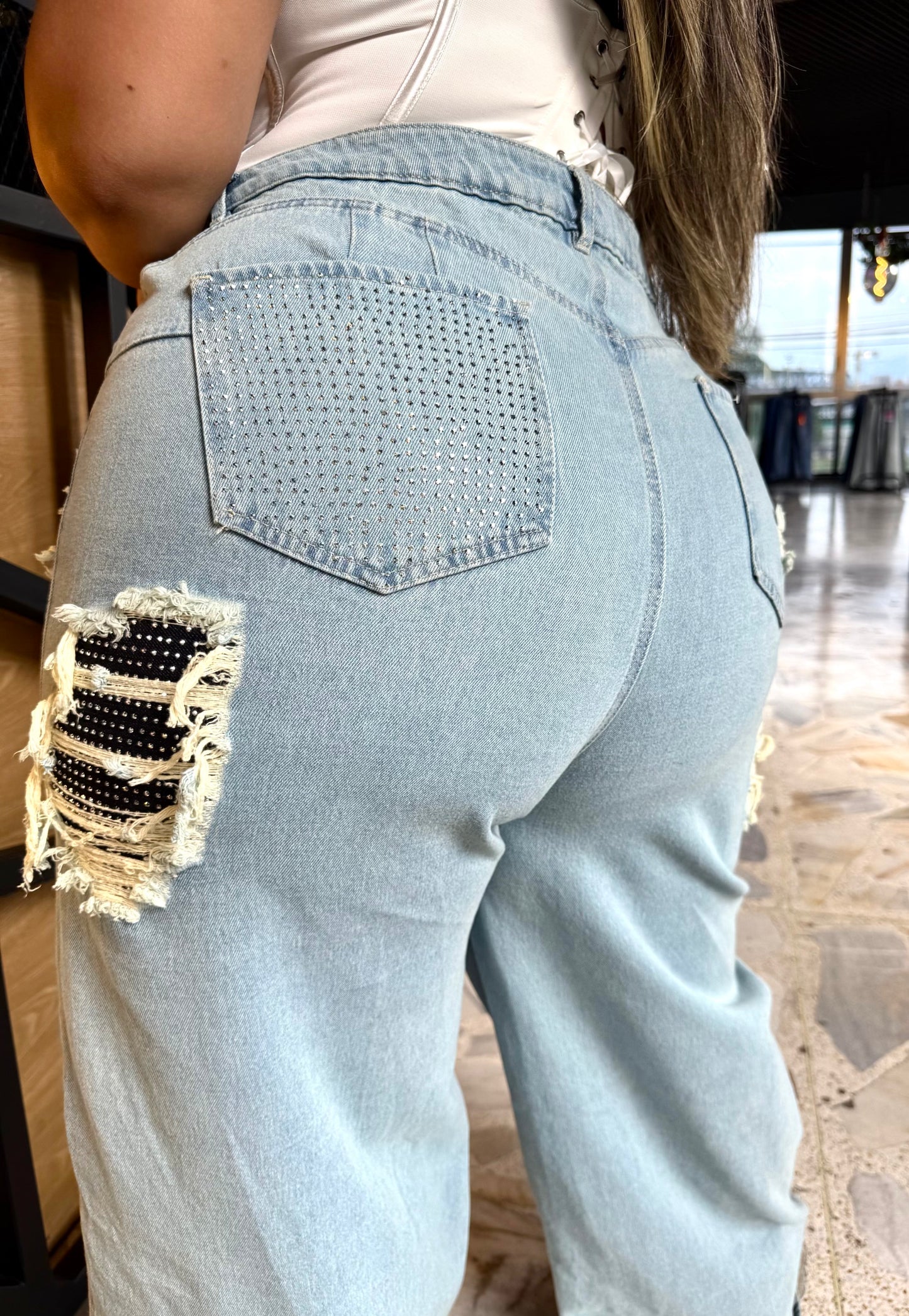 REF: 2513 JEAN CURVY ANCHO REALMENTE ANCHO CON PARCHES EN TELA DENIM