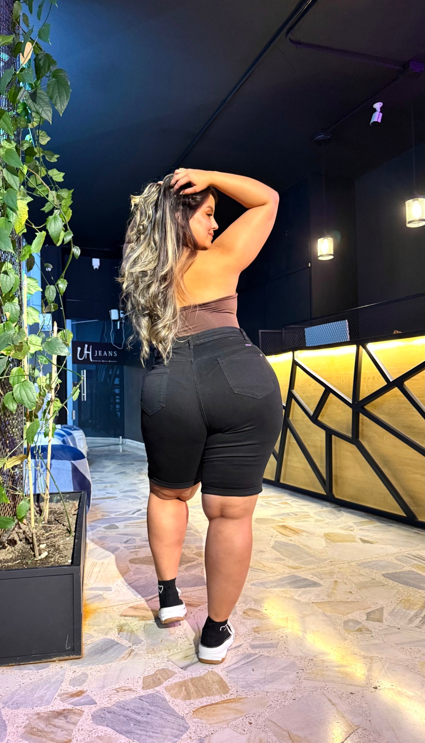 REF: 39643 BERMUDA CURVY TIRO ALTO EN TELA DENIM FULL STRETCH COLOR NEGRO