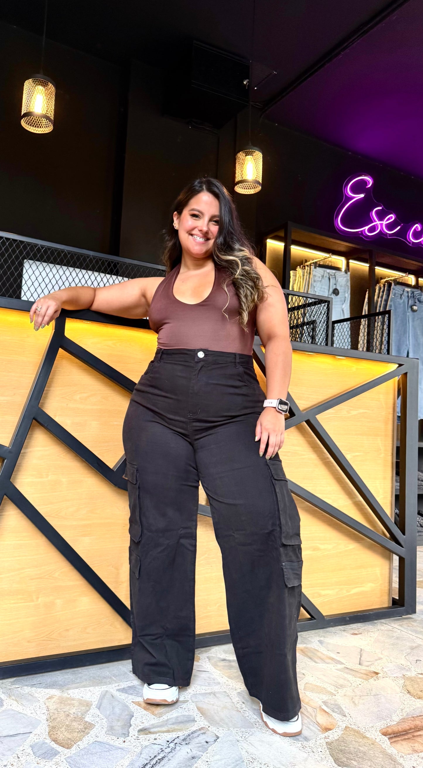 REF: 2516 CARGO NEGRO CURVY CON PINZAS LEVANTA COLA EN TELA DRILL PRIMIUM STRETCH