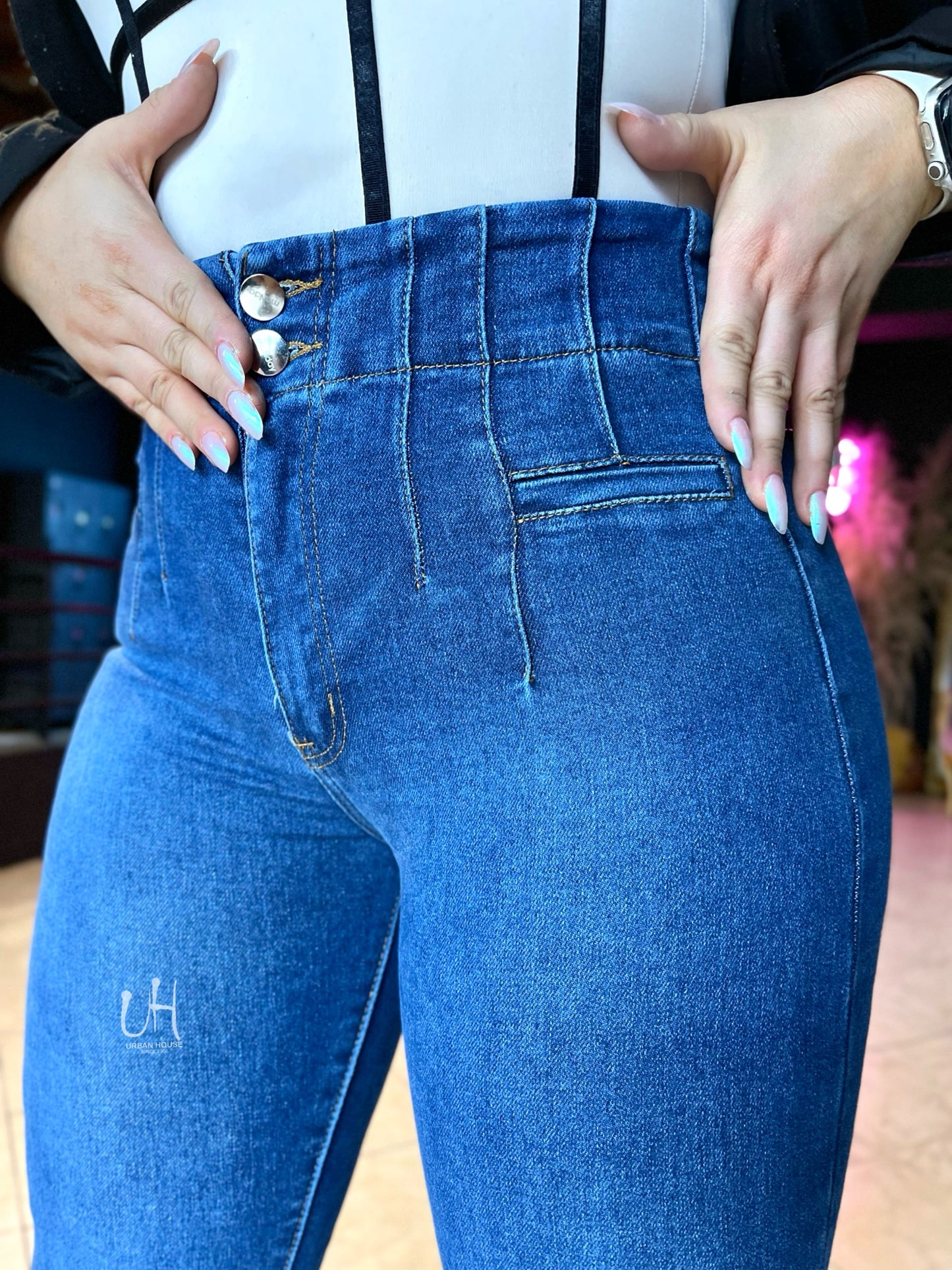 REF: 37101 FLARE CON PINZAS EFECTO LIPO LEVANTA COLA EN TELA DENIM STRETCH