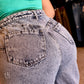 REF 008- JEAN ANCHO CURVY CON COSTURA TRASERA EN FORMA DE CORAZÓN Y PINZAS LEVANTA COLA