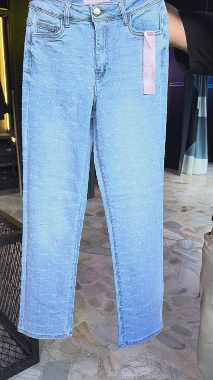 REF: 37633 JEAN CON PIEDRA BRILLANTE EN EL FRENTE DE LA PRENDA, TIRO ALTO EN TELA DENIM FULL STRETCH